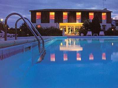 Logis Hotels - Le Pont Bernet - Hotel 2 Etoiles Et Restaurant Le Pian-Médoc Exteriör bild