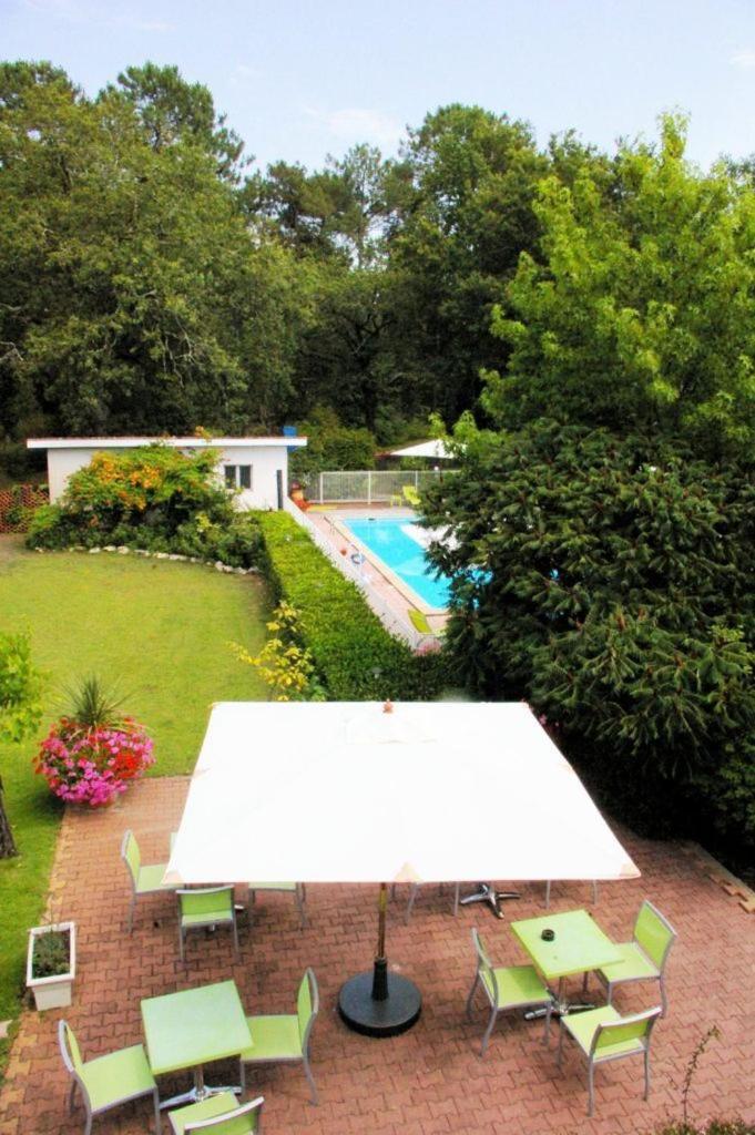 Logis Hotels - Le Pont Bernet - Hotel 2 Etoiles Et Restaurant Le Pian-Médoc Exteriör bild