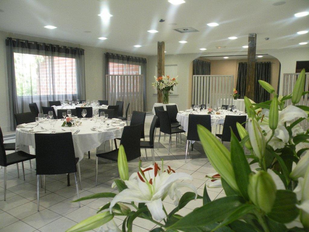 Logis Hotels - Le Pont Bernet - Hotel 2 Etoiles Et Restaurant Le Pian-Médoc Exteriör bild