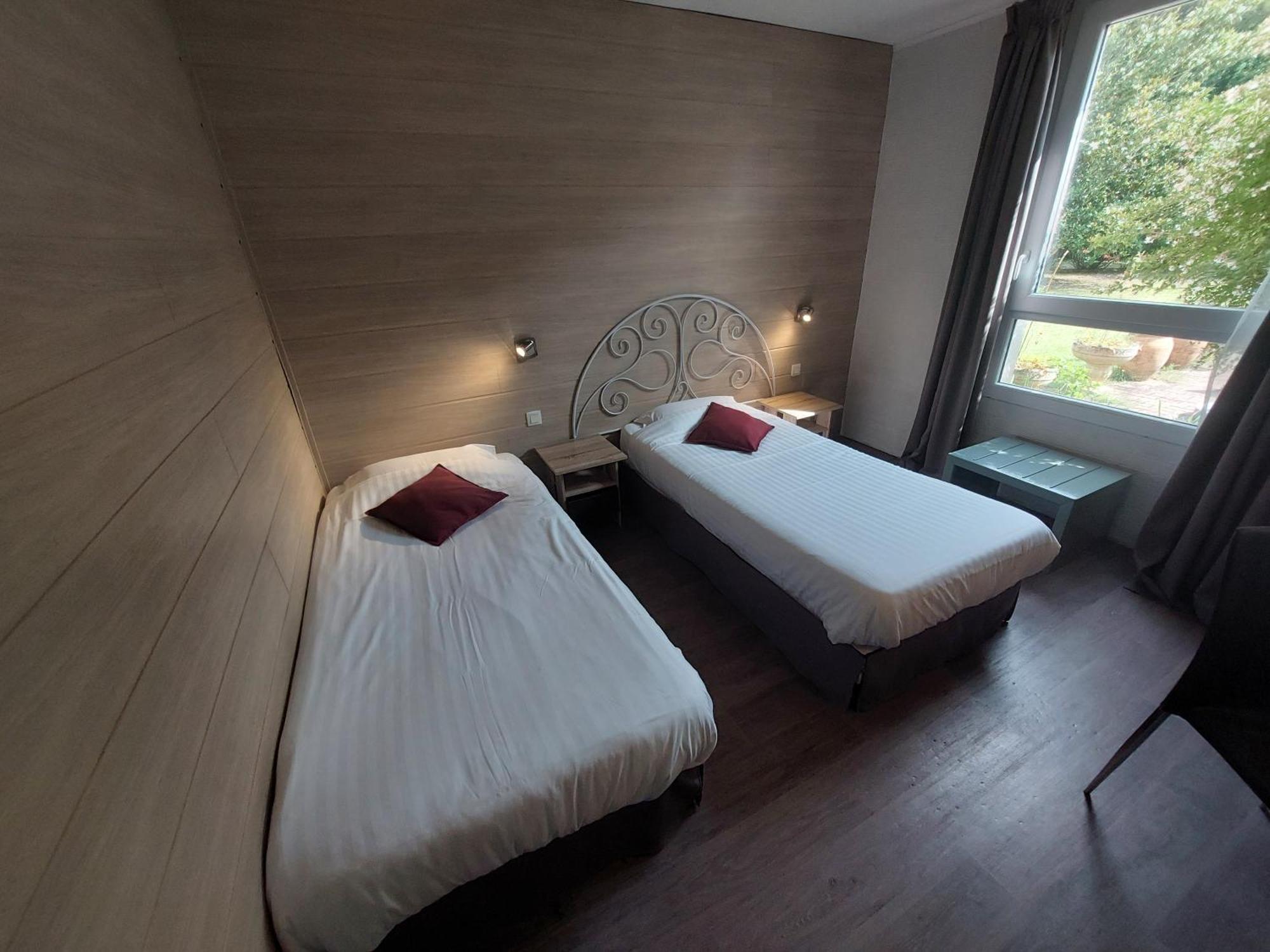 Logis Hotels - Le Pont Bernet - Hotel 2 Etoiles Et Restaurant Le Pian-Médoc Exteriör bild