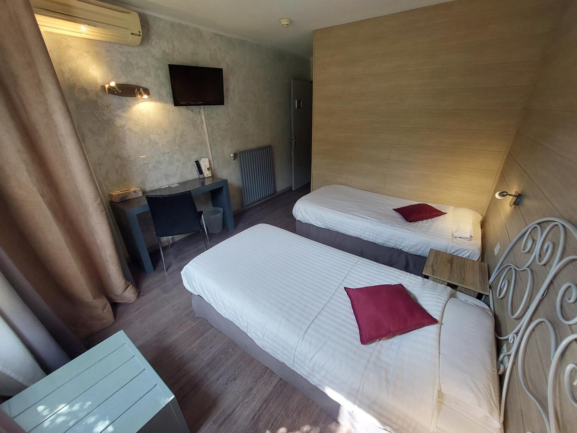 Logis Hotels - Le Pont Bernet - Hotel 2 Etoiles Et Restaurant Le Pian-Médoc Exteriör bild
