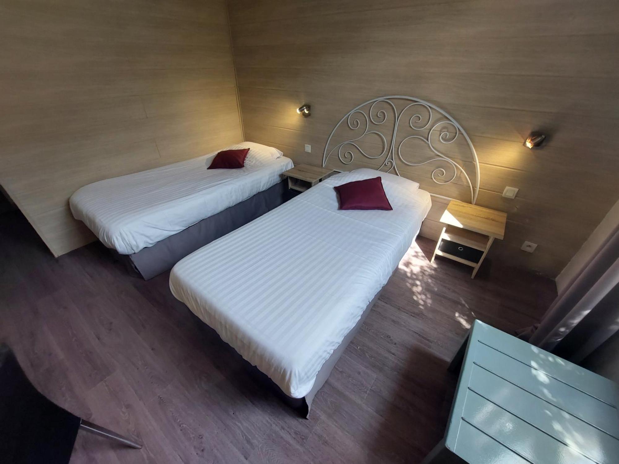 Logis Hotels - Le Pont Bernet - Hotel 2 Etoiles Et Restaurant Le Pian-Médoc Exteriör bild