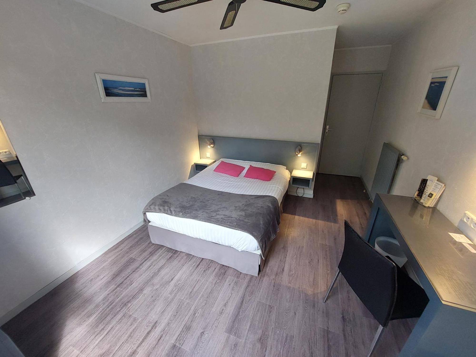 Logis Hotels - Le Pont Bernet - Hotel 2 Etoiles Et Restaurant Le Pian-Médoc Exteriör bild