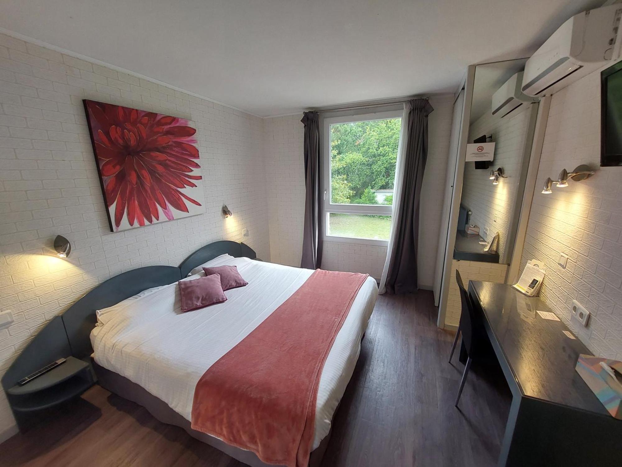 Logis Hotels - Le Pont Bernet - Hotel 2 Etoiles Et Restaurant Le Pian-Médoc Exteriör bild